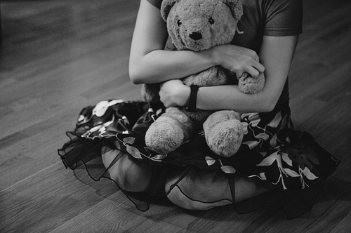 cry-girl-sad-tears-teddy-bear-Favim.com-115022